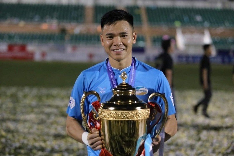Nguyên Mạnh và chiếc cúp vô địch V League cùng CLB Viettel