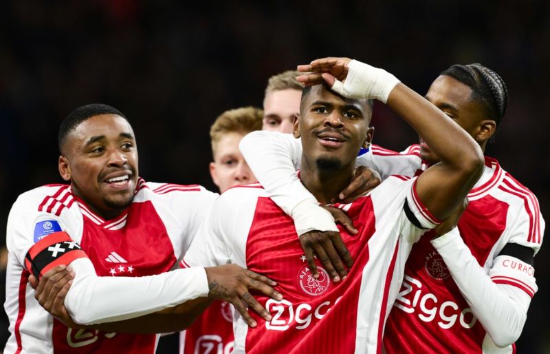 Ghi dấu ấn sớm với nhiều trận đá chính tại Ajax