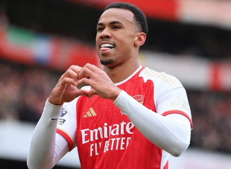 Trong màu áo Arsenal, anh thường ghi những bàn thắng quan trọng từ các pha bóng bổng