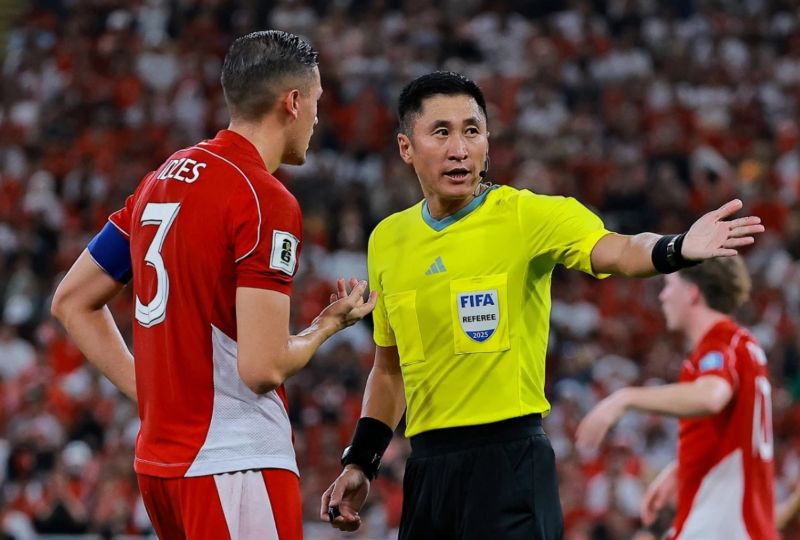 Ba thẻ đỏ được rút ngay sau trận do tranh cãi và xô đẩy trọng tài Ma Ning