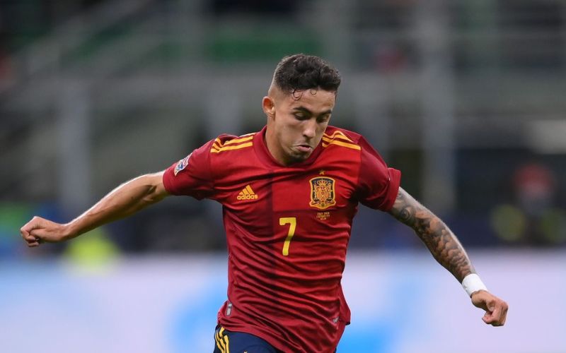 Chân sút có thể chơi ở cả hai cánh cùng với khả năng bứt tốc nổi bật