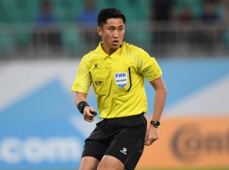 Hành vi được cho là thiên vị của trọng tài chính gây phẫn nộ mạng xã hội